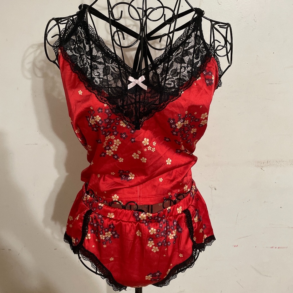 NWOT Red & black lace top and panties with yellow daisies